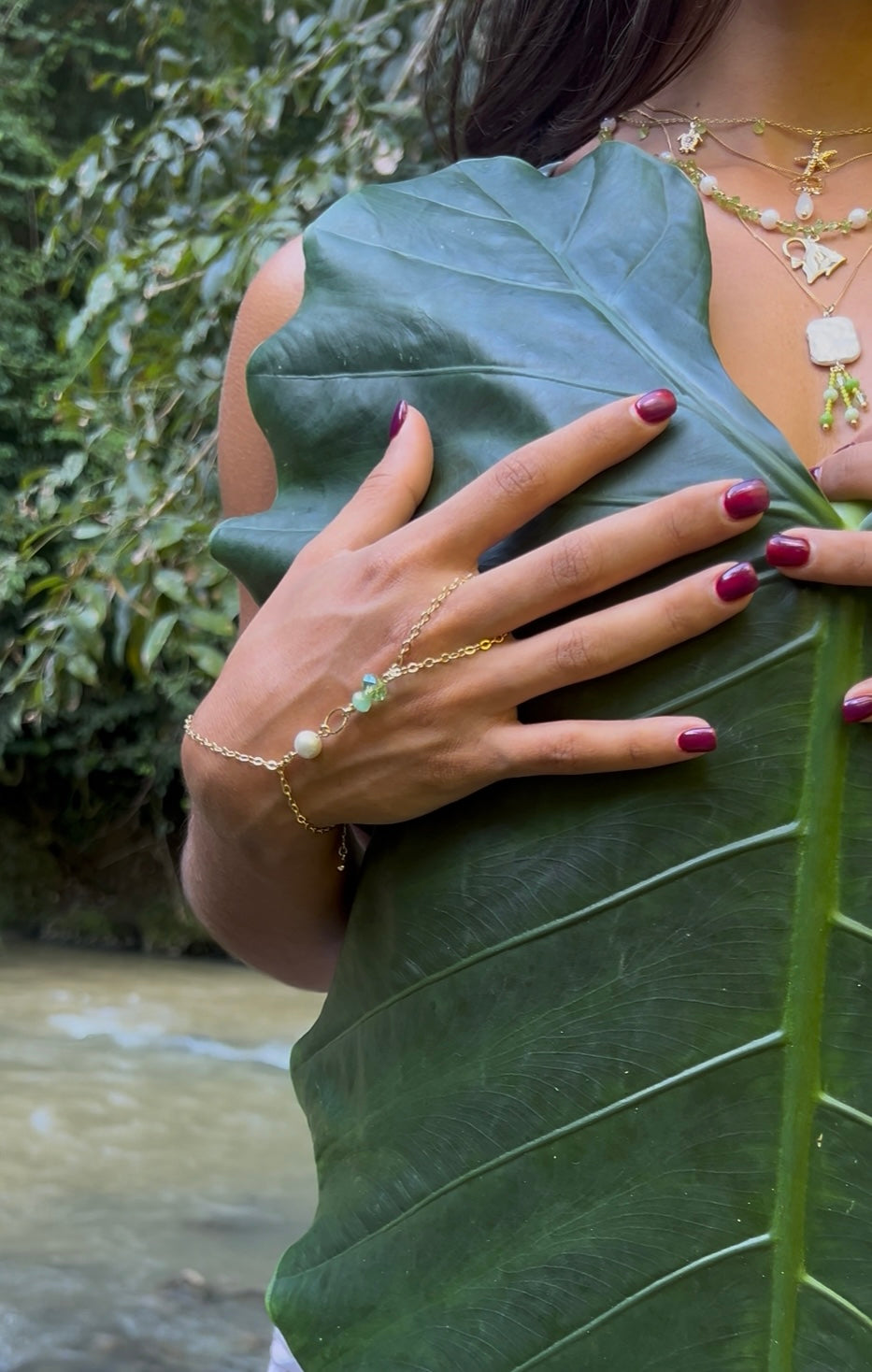 Perla Menta Hand Chain