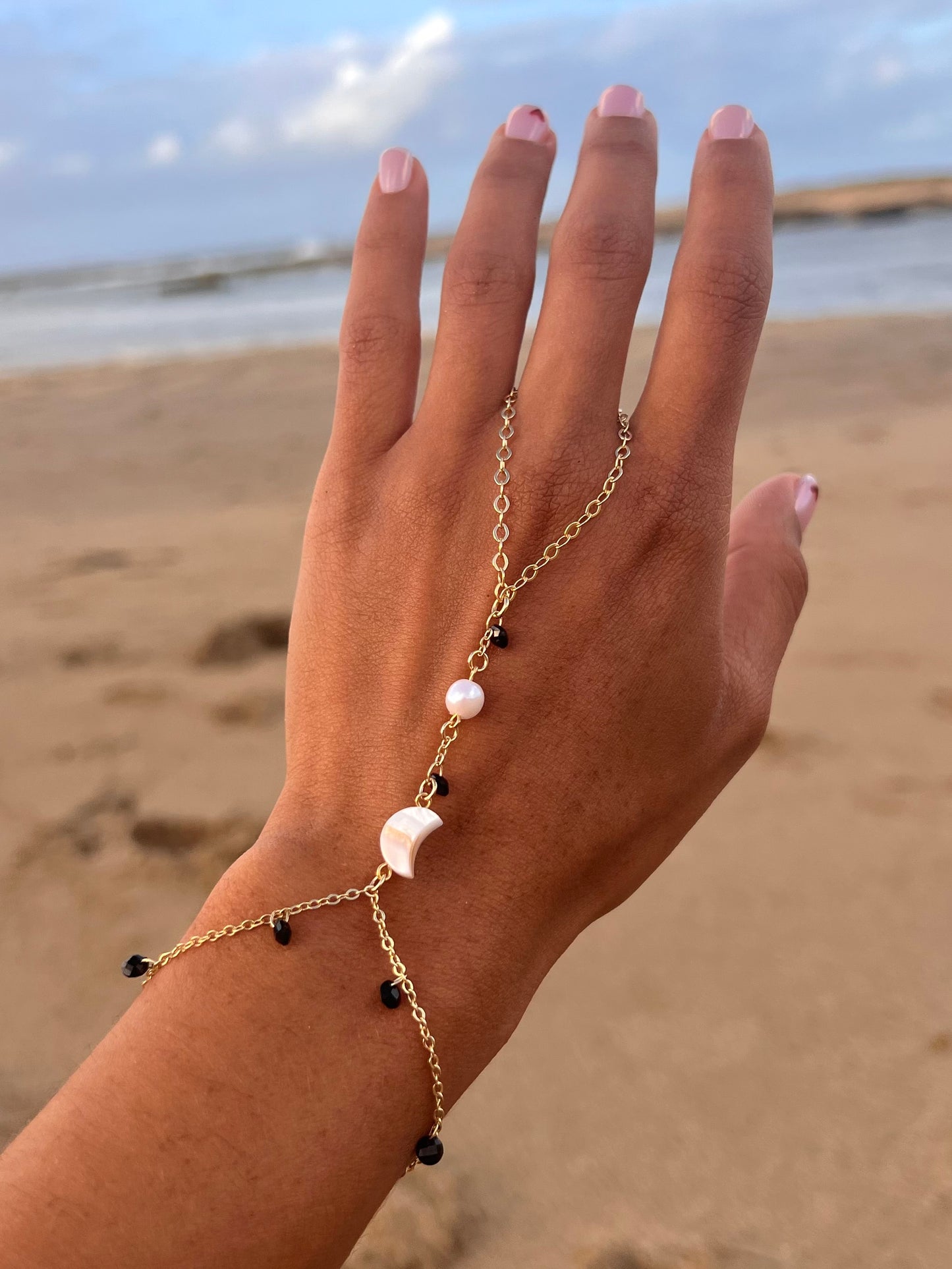 Nacar Luna Hand Chain