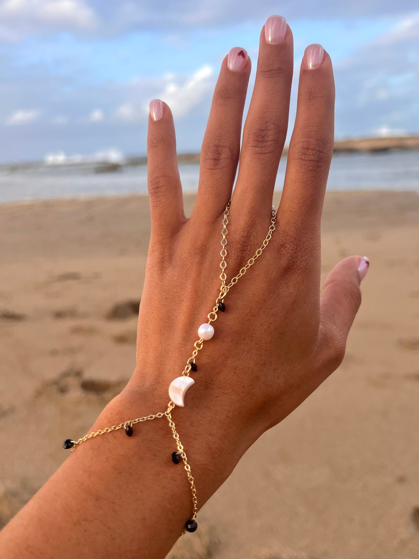 Nacar Luna Hand Chain