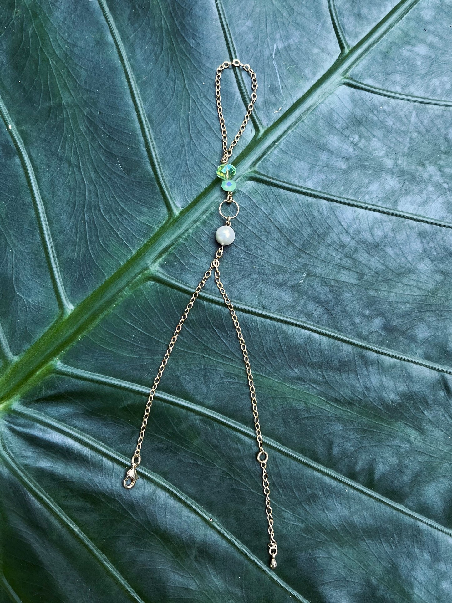 Perla Menta Hand Chain