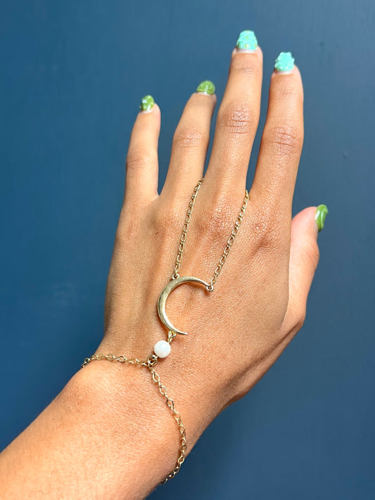 Luna Perlada Hand Chain