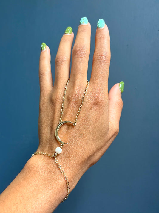 Luna Perlada Hand Chain