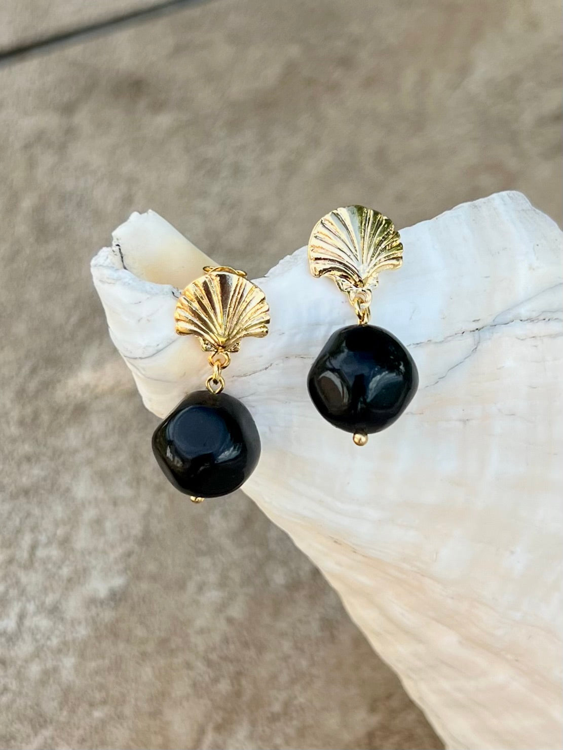 Obsidiana Shell Earrings