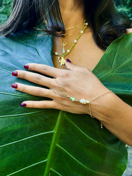 Concha Menta Hand Chain